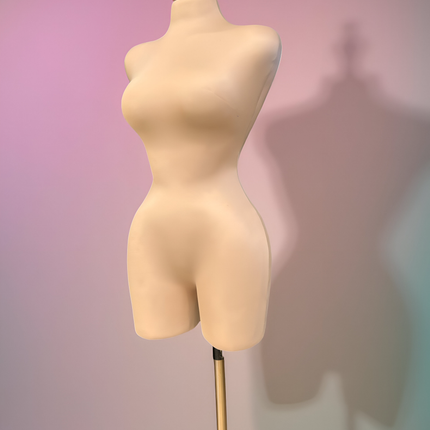 Maniquí forrado en tela beige con pivote base y tubo dorado