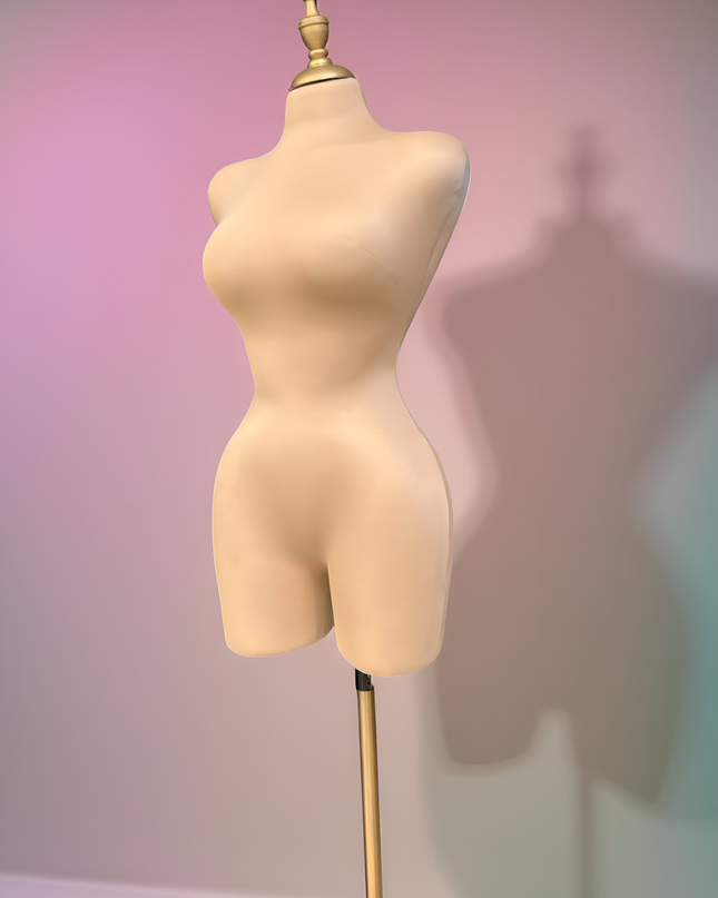 Maniquí forrado en tela beige con pivote base y tubo dorado