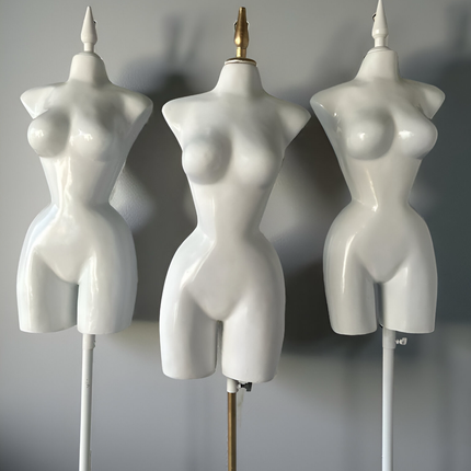 Maniquí buchón de fibra de vidrio tono blanco con base y pico dorado