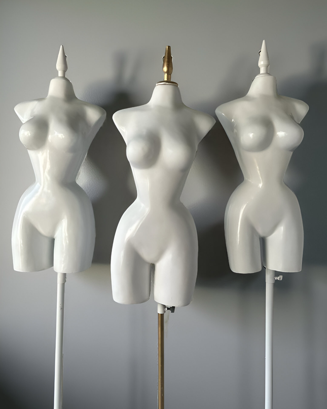 Maniquí buchón de fibra de vidrio tono blanco con base y pico dorado