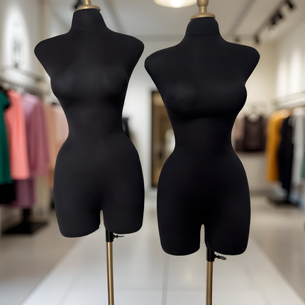 Maniquí forrado en tela negro con base y pico dorado