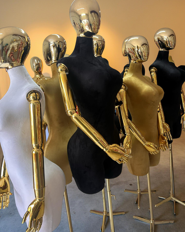 Maniquí articulado con cabeza y base cromada negro