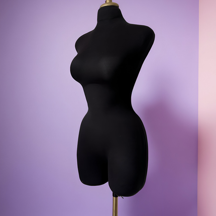 Maniquí forrado en tela negro con base y pico dorado