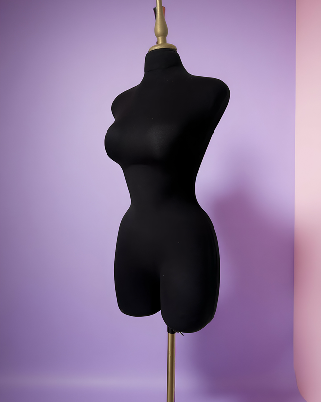 Maniquí forrado en tela negro con base y pico dorado