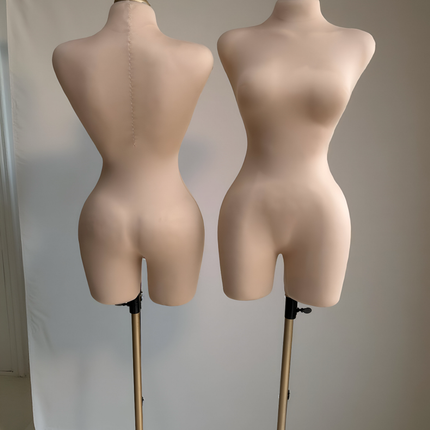 Maniquí forrado en tela beige con pivote base y tubo dorado