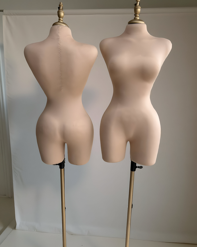 Maniquí forrado en tela beige con pivote base y tubo dorado