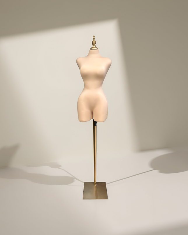 Maniquí forrado en tela beige con pivote base y tubo dorado