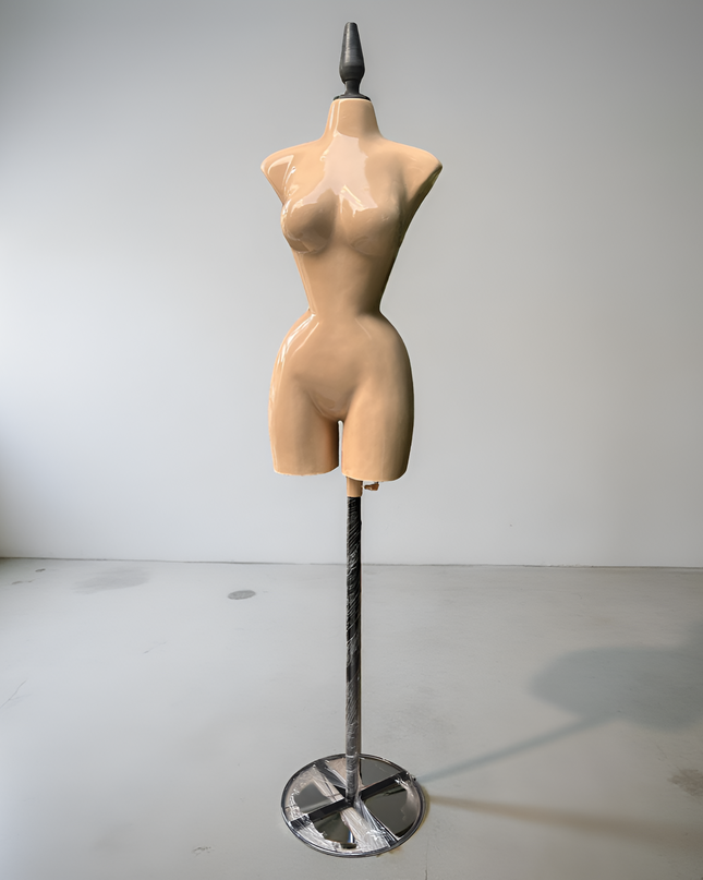 Maniquí buchón de fibra de vidrio tono piel con base y pico negro