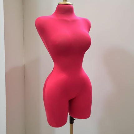 Maniquí forrado en tela fiusha con pico y base dorada