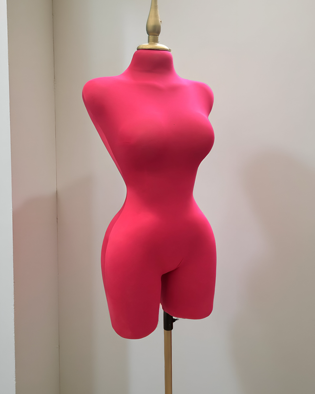 Maniquí forrado en tela fiusha con pico y base dorada