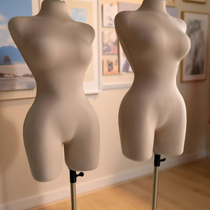 Maniquí forrado en tela beige con pivote base y tubo dorado