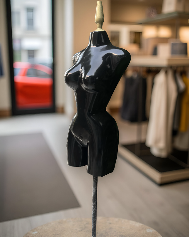 Maniquí buchón de fibra de vidrio tono negro con base y pico dorado