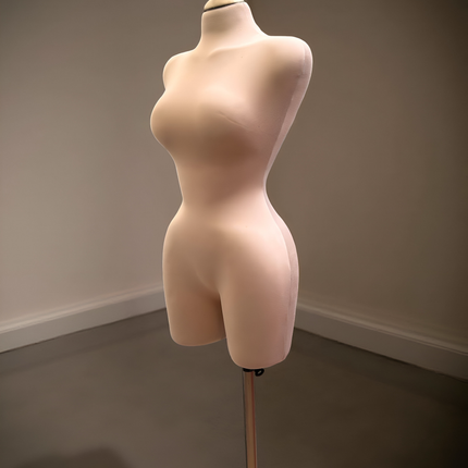 Maniquí forrado en tela beige con pivote base y tubo dorado