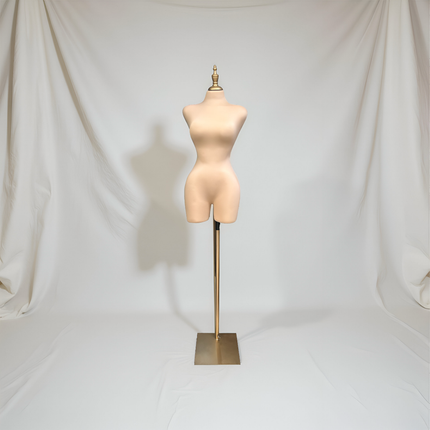 Maniquí forrado en tela beige con pivote base y tubo dorado