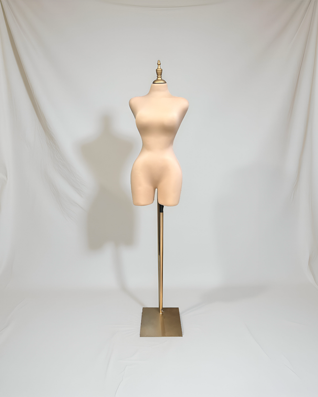 Maniquí forrado en tela beige con pivote base y tubo dorado