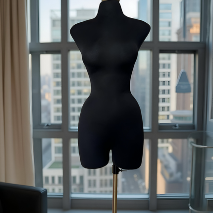 Maniquí forrado en tela negro con base y pico dorado