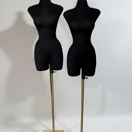 Maniquí forrado en tela negro con base y pico dorado