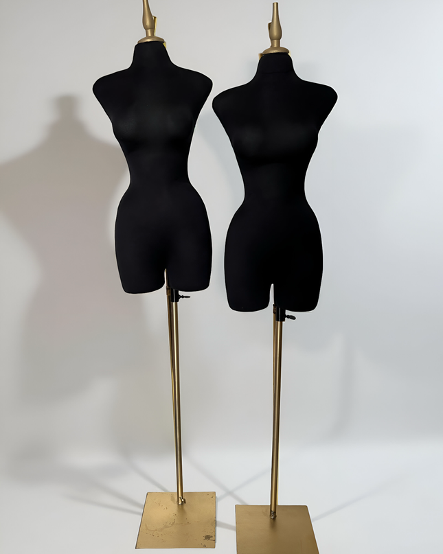 Maniquí forrado en tela negro con base y pico dorado