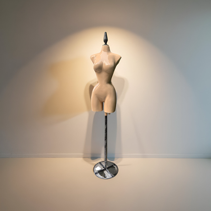 Maniquí buchón de fibra de vidrio tono piel con base y pico negro
