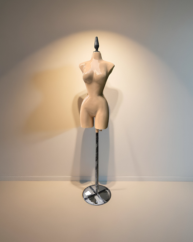 Maniquí buchón de fibra de vidrio tono piel con base y pico negro