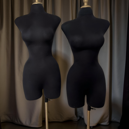 Maniquí forrado en tela negro con base y pico dorado