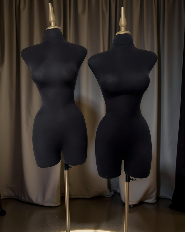 Maniquí forrado en tela negro con base y pico dorado