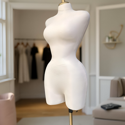 Maniquí forrado en tela blanco con base y pico dorados