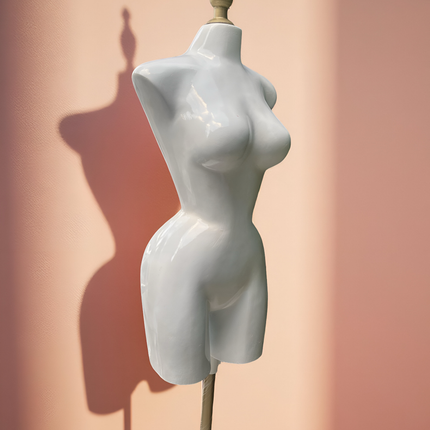 Maniquí buchón de fibra de vidrio tono blanco con base y pico dorado
