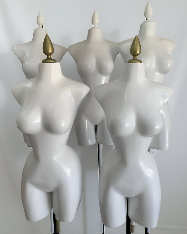 Maniquí buchón de fibra de vidrio tono blanco con base y pico dorado