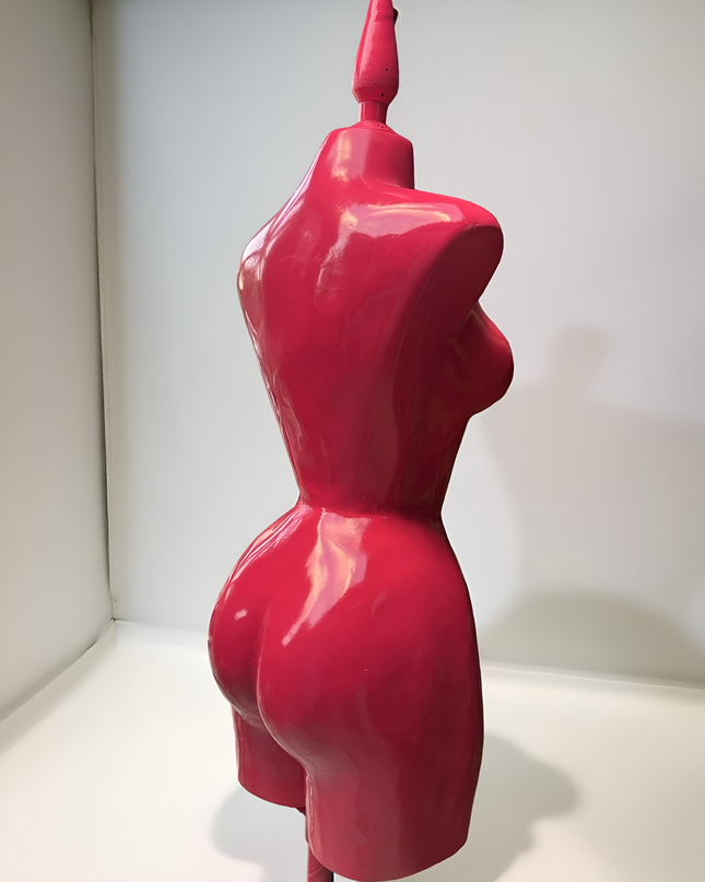 Maniquí buchón de fibra de vidrio tono Fiusha con base y pico Fiusha