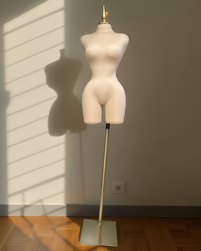 Maniquí forrado en tela beige con base y pico