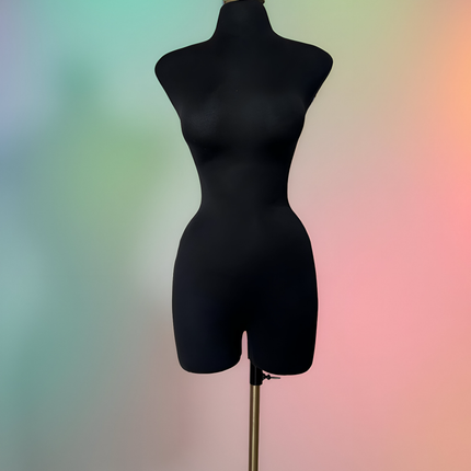 Maniquí forrado en tela negro con base y pico dorado