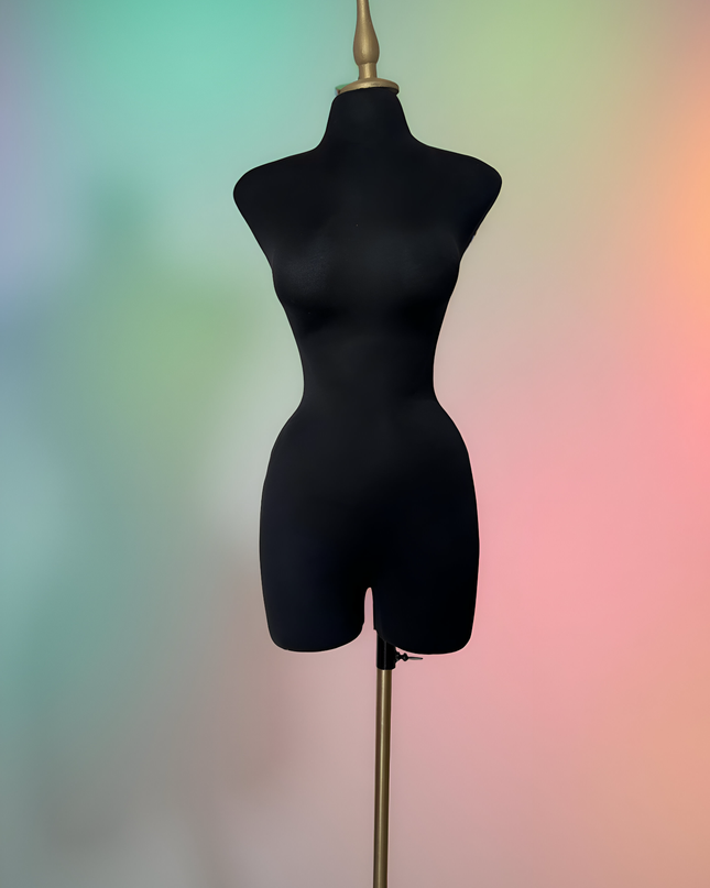 Maniquí forrado en tela negro con base y pico dorado