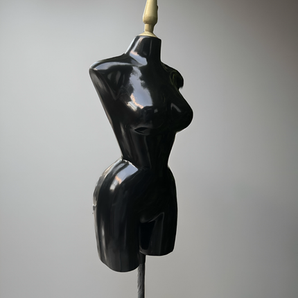 Maniquí buchón de fibra de vidrio tono negro con base y pico dorado