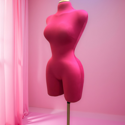 Maniquí forrado en tela fiusha con pico y base dorada