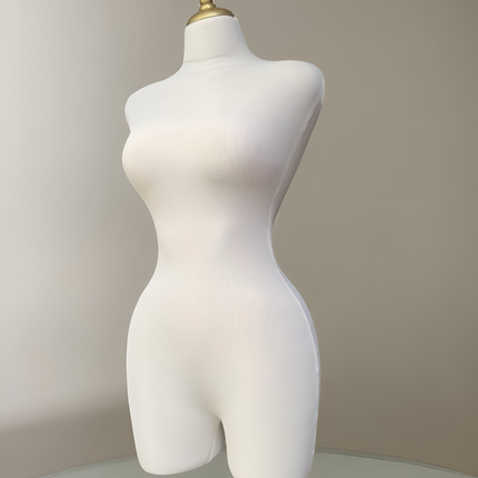 Maniquí forrado blanco en tela con base y pivote