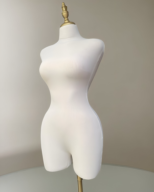 Maniquí forrado blanco en tela con base y pivote