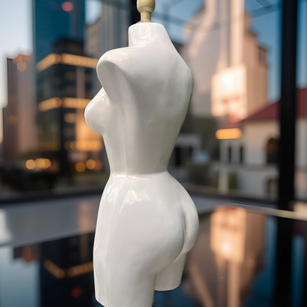 Maniquí buchón de fibra de vidrio tono blanco con base y pico dorado