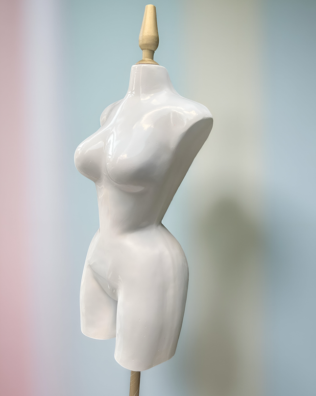 Maniquí buchón de fibra de vidrio tono blanco con base y pico dorado