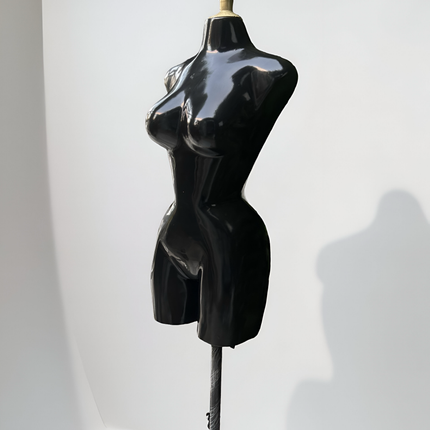 Maniquí buchón de fibra de vidrio tono negro con base y pico dorado