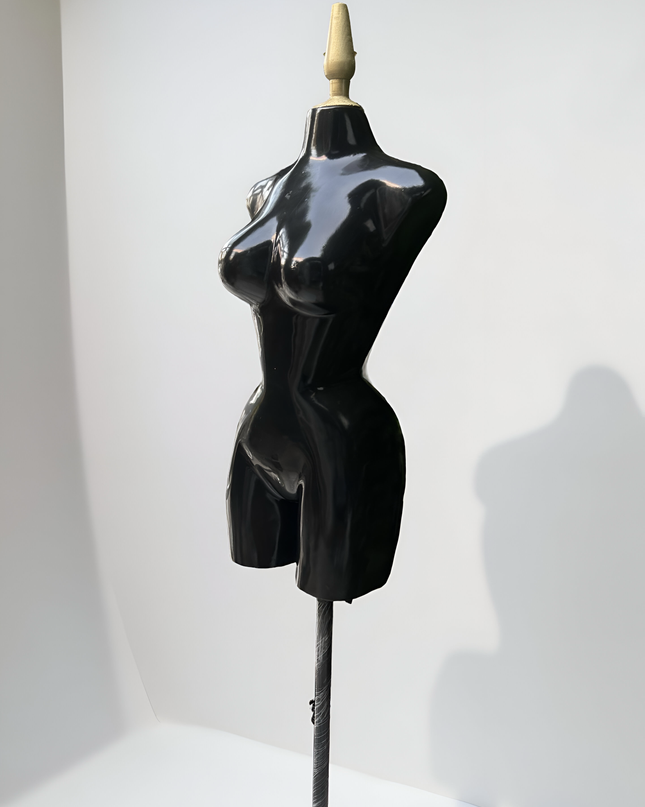 Maniquí buchón de fibra de vidrio tono negro con base y pico dorado