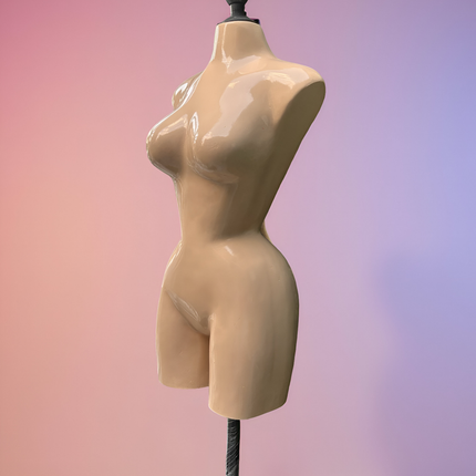 Maniquí buchón de fibra de vidrio tono piel con base y pico negro