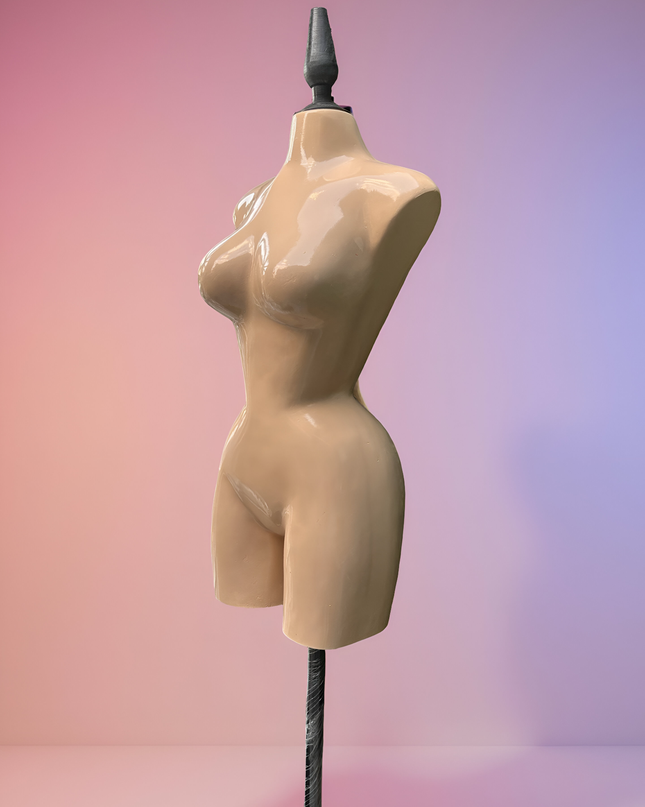 Maniquí buchón de fibra de vidrio tono piel con base y pico negro
